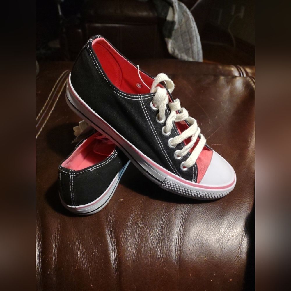 👍 Route 66 Vintage Sneakers Size 6.   A1